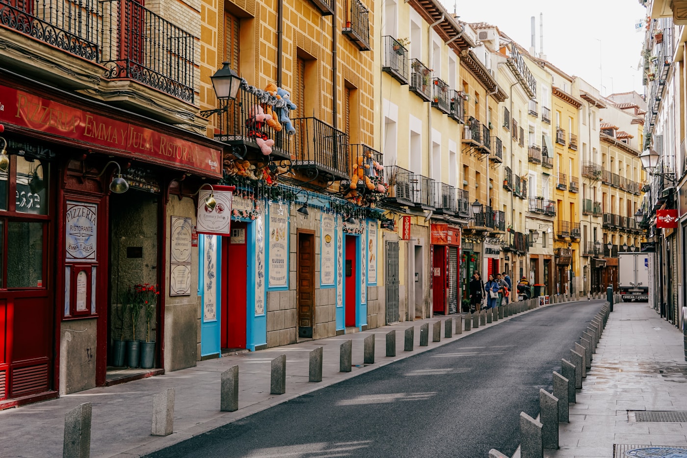 Calle de Madrid con fachadas de colores y balcones